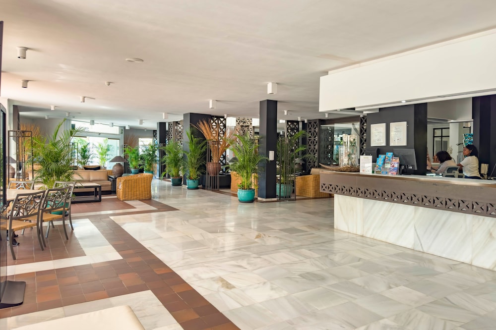 Apartamentos Parque del Sol — Hotel building in Costa Adeje, Canary Islands