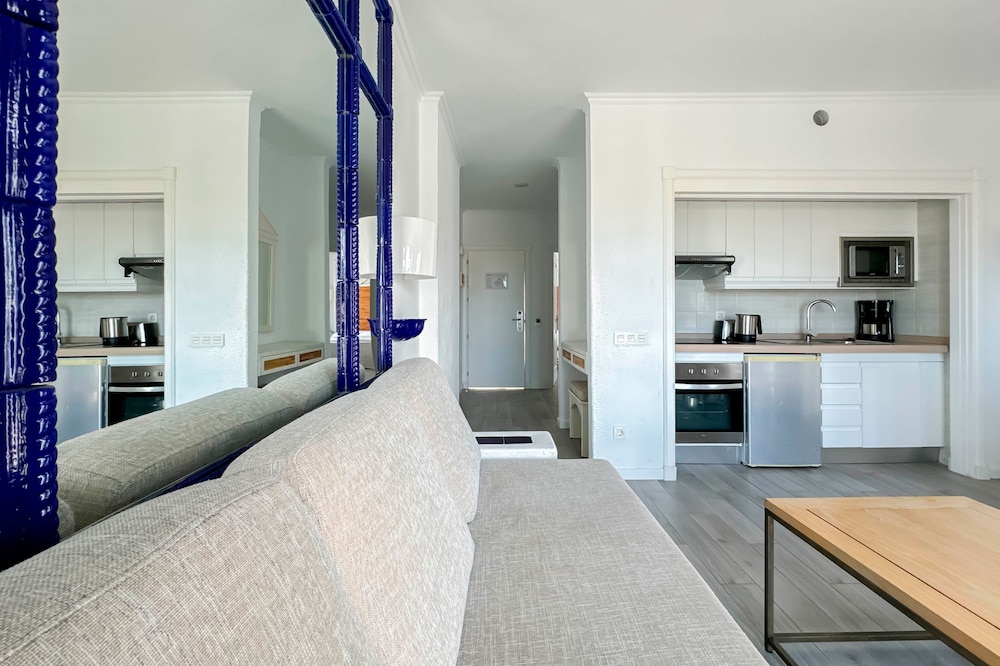 Apartamentos Parque del Sol — Hotel rooms in Costa Adeje, Canary Islands