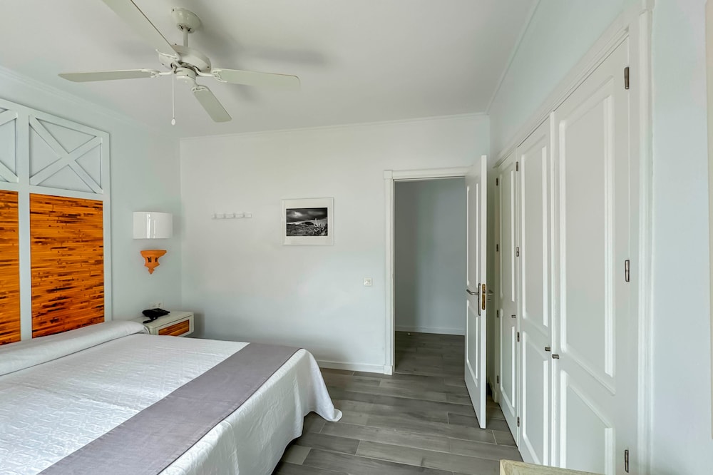 Apartamentos Parque del Sol — Hotel rooms in Costa Adeje, Canary Islands
