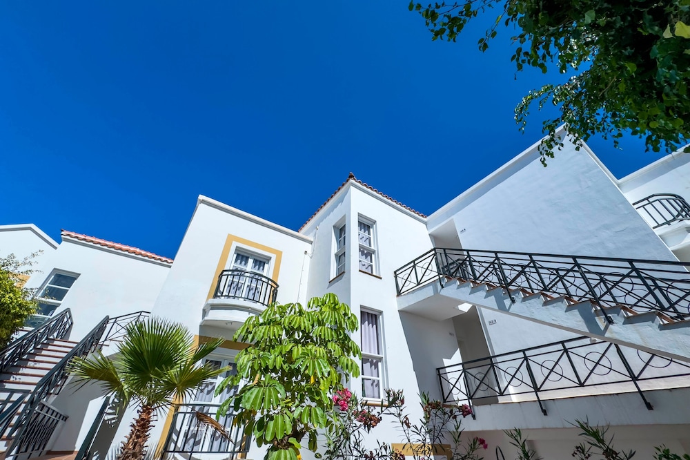 Apartamentos Parque del Sol — Hotel building in Costa Adeje, Canary Islands