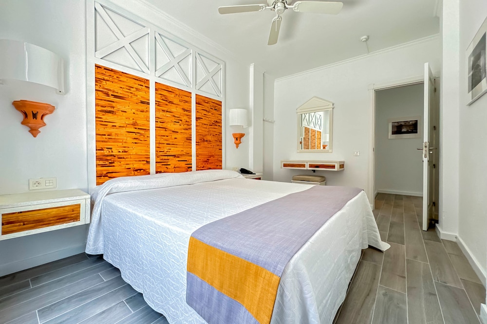 Apartamentos Parque del Sol — Hotel rooms in Costa Adeje, Canary Islands