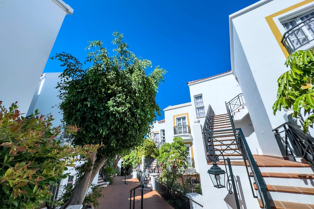 Apartamentos Parque del Sol — Hotel building in Costa Adeje, Canary Islands