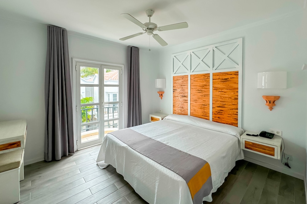 Apartamentos Parque del Sol — Hotel rooms in Costa Adeje, Canary Islands
