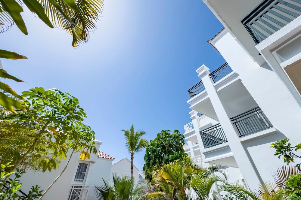 Apartamentos Parque del Sol — Hotel building in Costa Adeje, Canary Islands