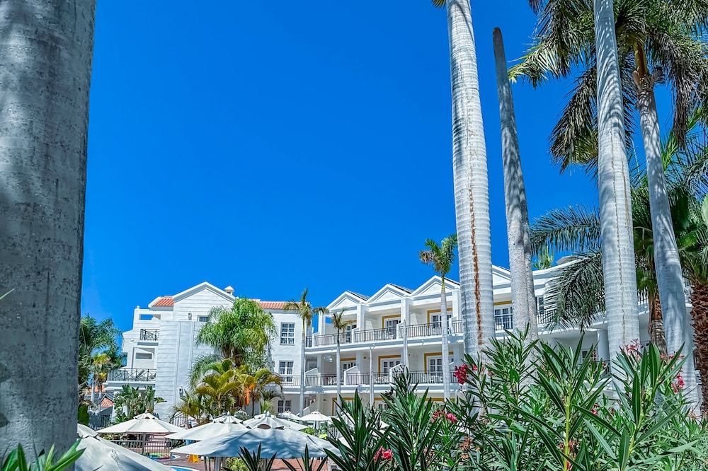 Apartamentos Parque del Sol — Hotel building in Costa Adeje, Canary Islands