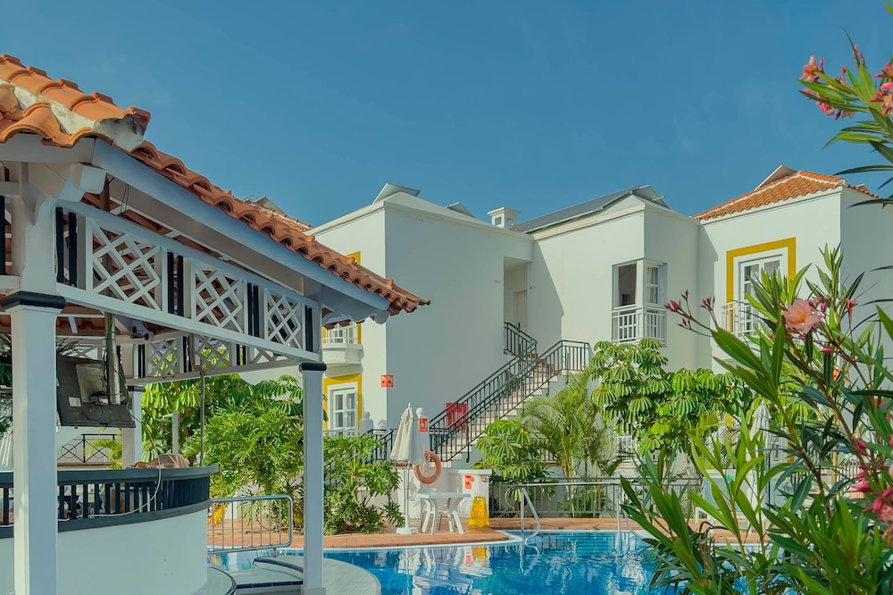 Apartamentos Parque del Sol — Hotel building in Costa Adeje, Canary Islands