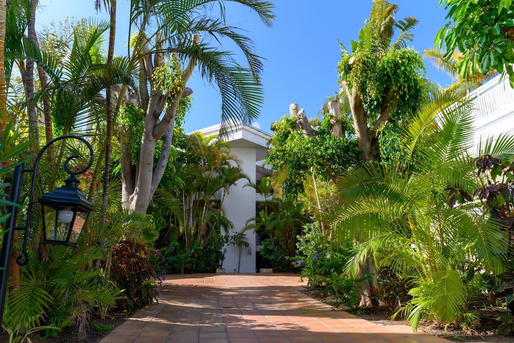 Apartamentos Parque del Sol — Hotel building in Costa Adeje, Canary Islands