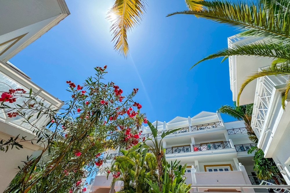 Apartamentos Parque del Sol — Hotel building in Costa Adeje, Canary Islands