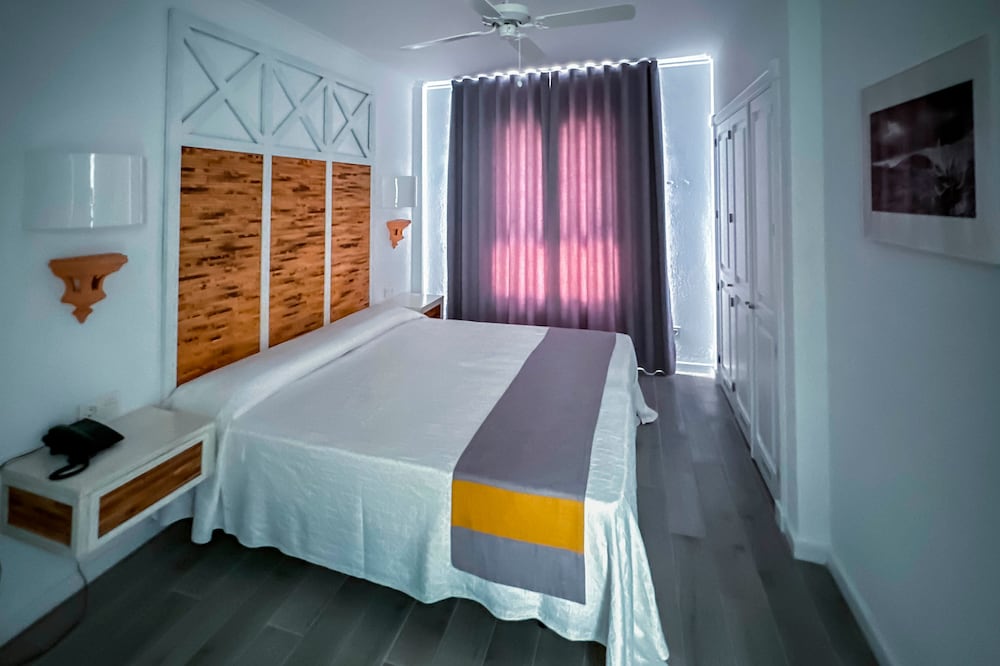 Apartamentos Parque del Sol — Hotel rooms in Costa Adeje, Canary Islands