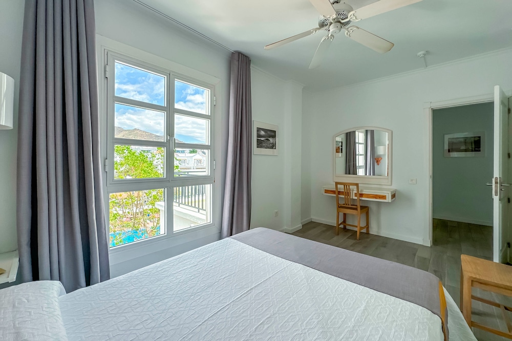 Apartamentos Parque del Sol — Hotel rooms in Costa Adeje, Canary Islands