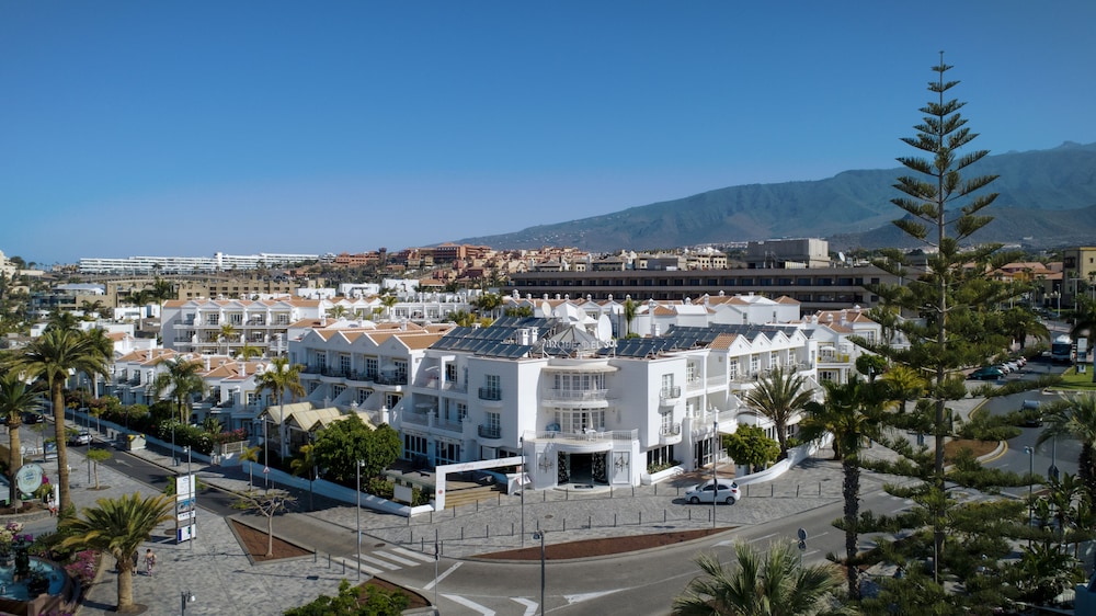 Apartamentos Parque del Sol — Hotel building in Costa Adeje, Canary Islands