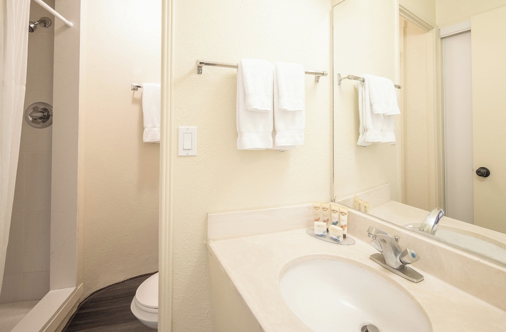 Ohia Waikiki Studio Suites — Hotel rooms in Honolulu, Hawaii