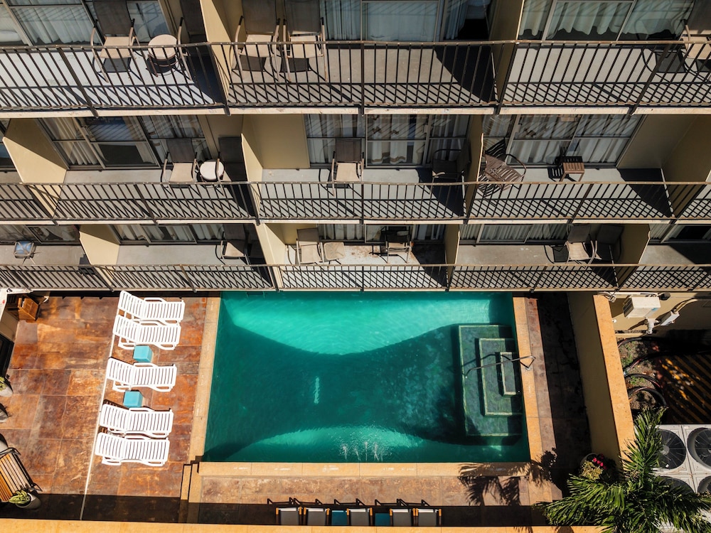Ohia Waikiki Studio Suites — Swimming pool in Honolulu, Hawaii