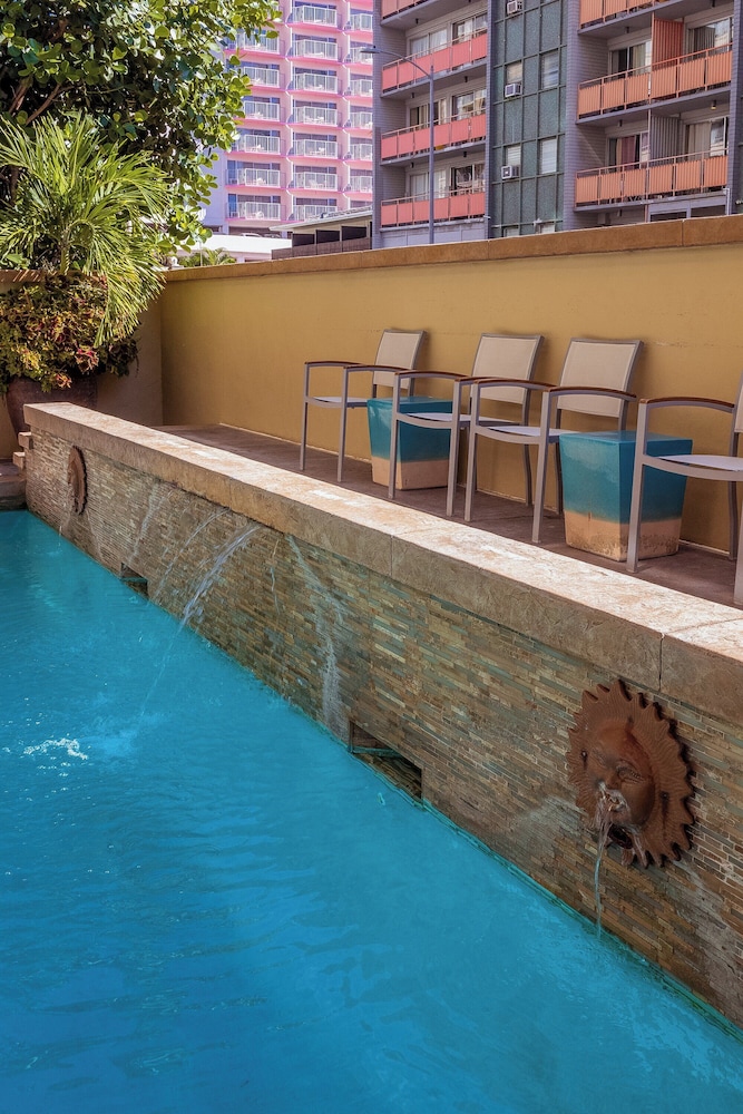 Ohia Waikiki Studio Suites — Swimming pool in Honolulu, Hawaii