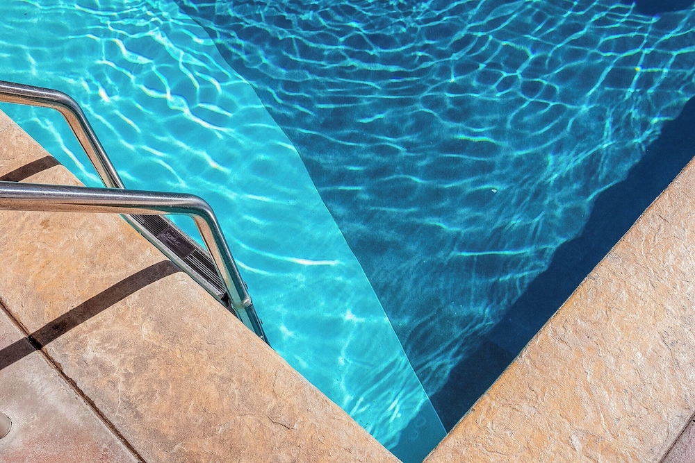 Ohia Waikiki Studio Suites — Swimming pool in Honolulu, Hawaii