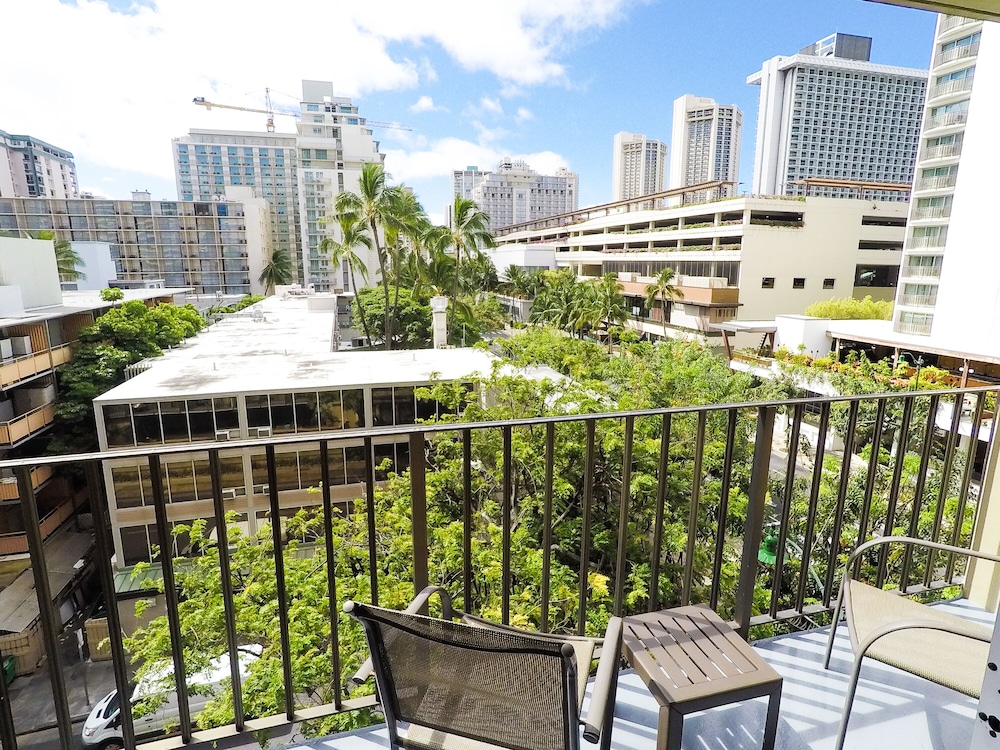 Ohia Waikiki Studio Suites — Hotel building in Honolulu, Hawaii