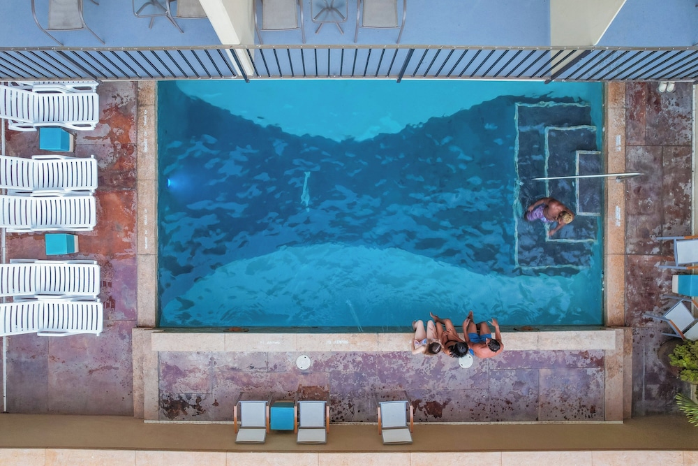 Ohia Waikiki Studio Suites — Swimming pool in Honolulu, Hawaii