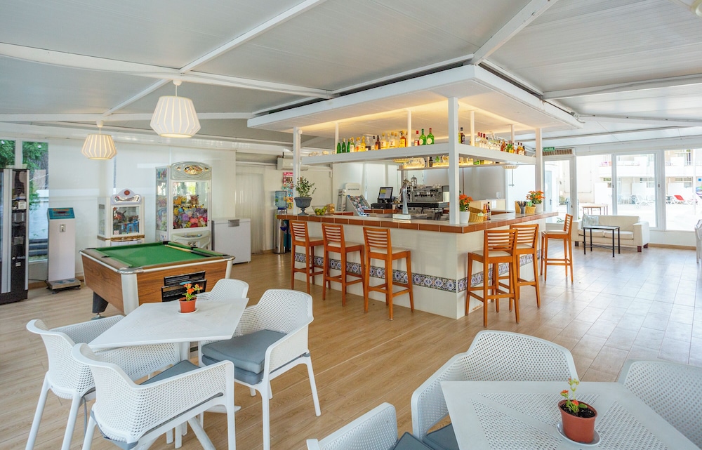 BJ Apartamentos Club Sa Coma — Restaurant & bars in Sa Coma, Balearic Islands