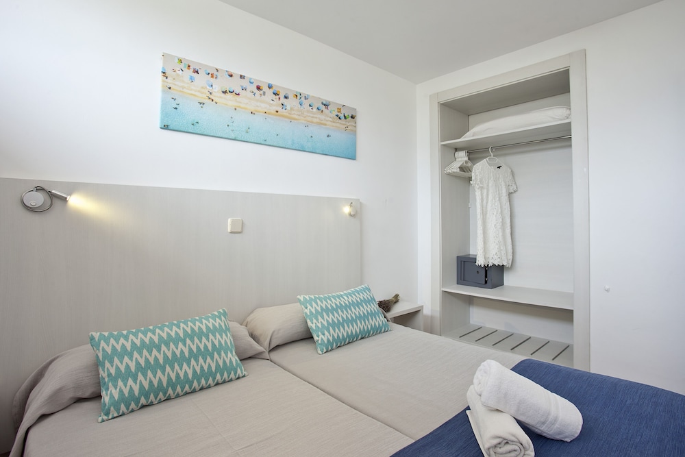 BJ Apartamentos Club Sa Coma — Hotel rooms in Sa Coma, Balearic Islands