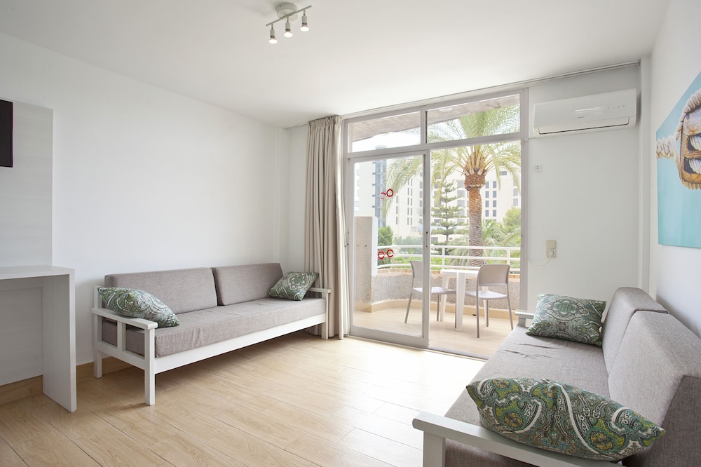 BJ Apartamentos Club Sa Coma — Hotel rooms in Sa Coma, Balearic Islands