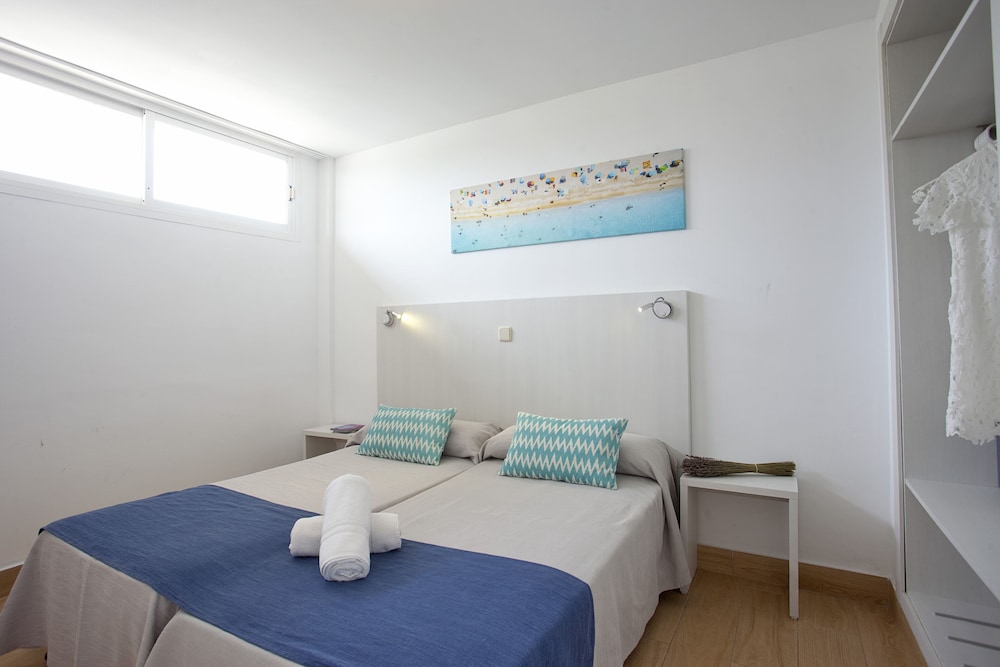 BJ Apartamentos Club Sa Coma — Hotel rooms in Sa Coma, Balearic Islands