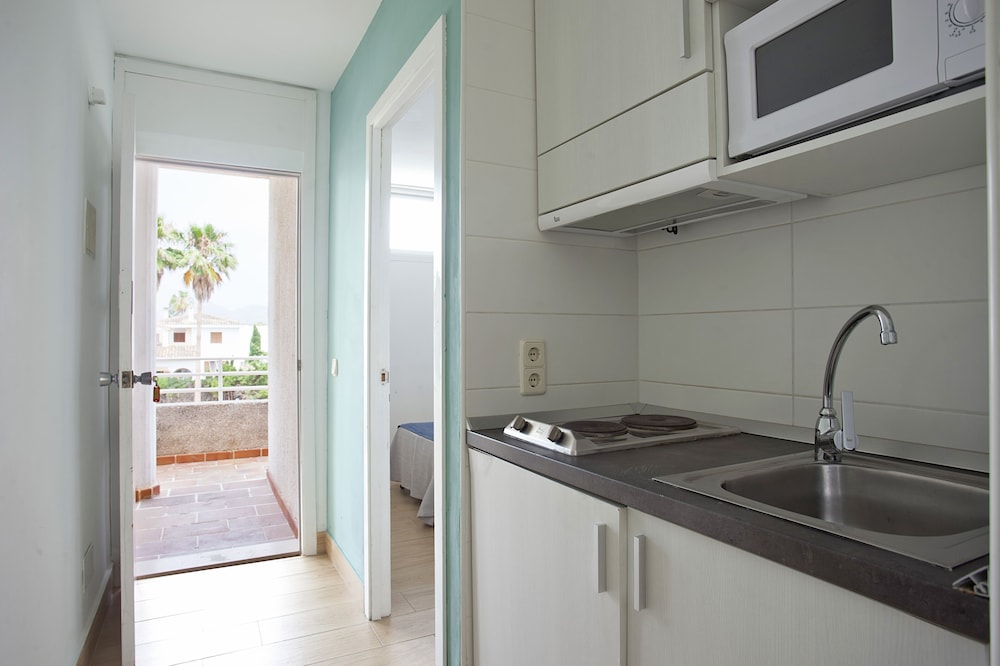 BJ Apartamentos Club Sa Coma — Hotel rooms in Sa Coma, Balearic Islands