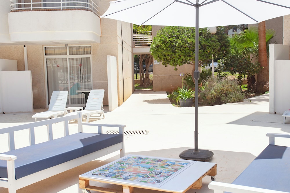 BJ Apartamentos Club Sa Coma — Hotel building in Sa Coma, Balearic Islands