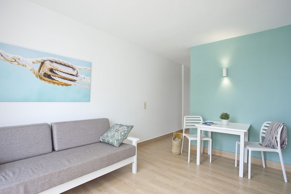 BJ Apartamentos Club Sa Coma — Hotel rooms in Sa Coma, Balearic Islands
