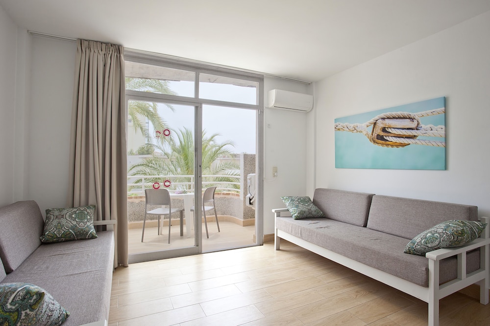 BJ Apartamentos Club Sa Coma — Hotel rooms in Sa Coma, Balearic Islands