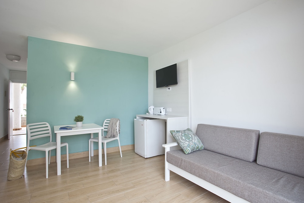 BJ Apartamentos Club Sa Coma — Hotel rooms in Sa Coma, Balearic Islands
