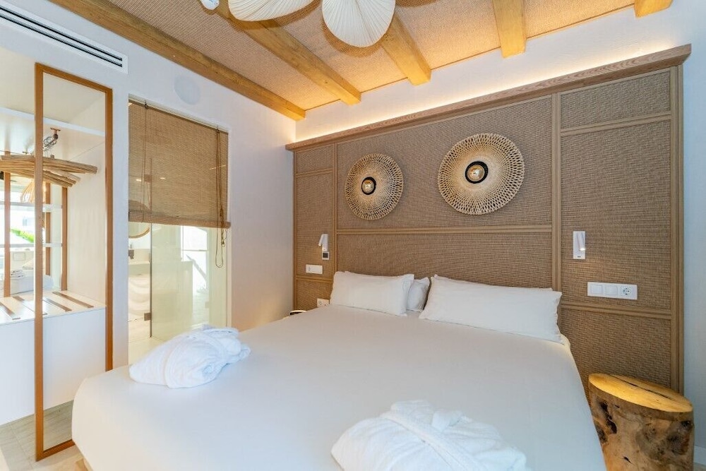 Lago Resort Menorca Suites del Lago - Adults Only — Hotel rooms in Cala'n Bosch, Balearic Islands