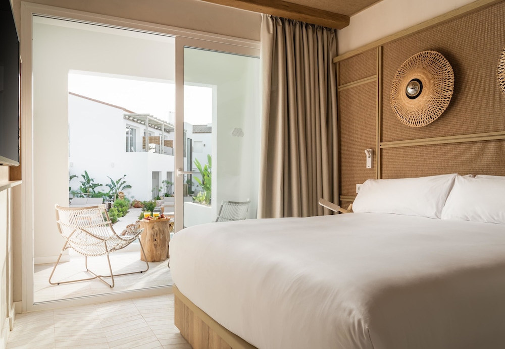 Lago Resort Menorca Suites del Lago - Adults Only — Hotel rooms in Cala'n Bosch, Balearic Islands