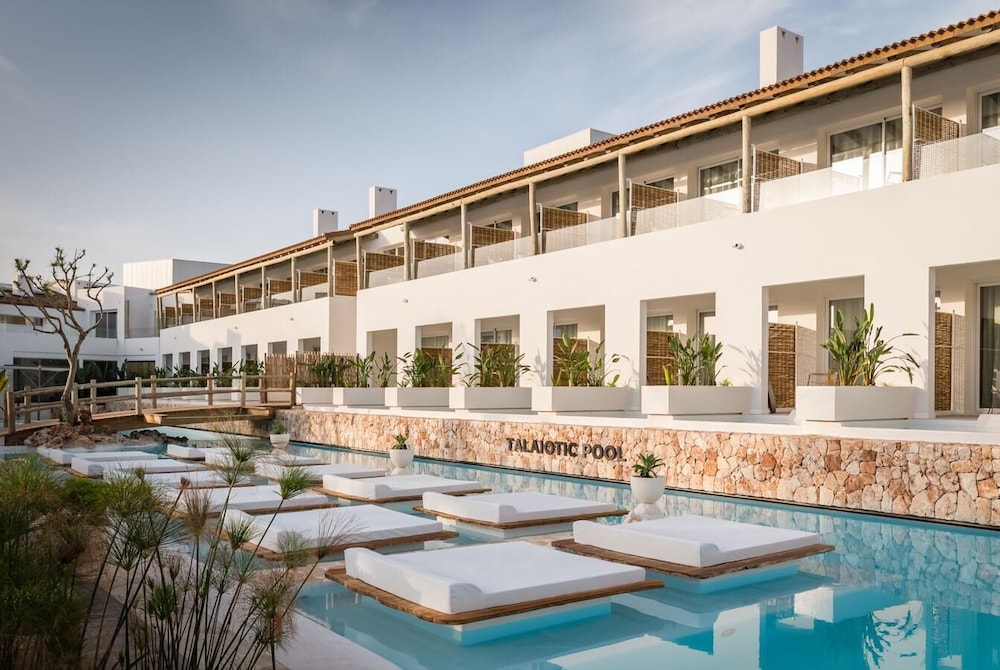 Lago Resort Menorca Suites del Lago - Adults Only — Swimming pool in Cala'n Bosch, Balearic Islands