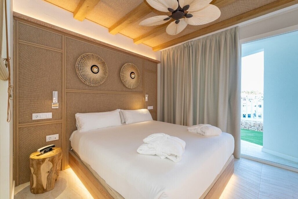 Lago Resort Menorca Suites del Lago - Adults Only — Hotel rooms in Cala'n Bosch, Balearic Islands
