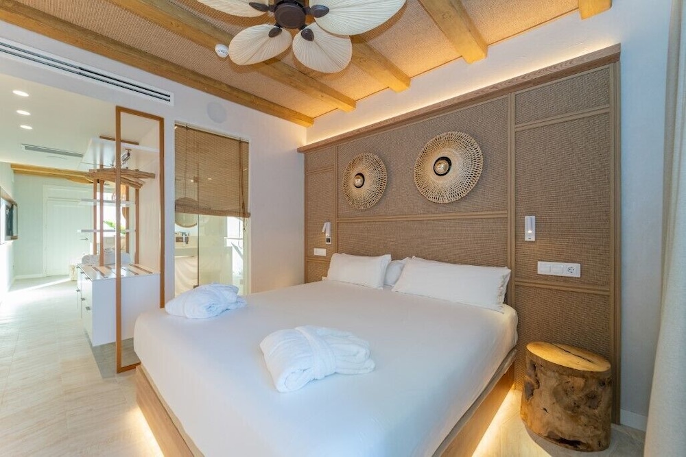 Lago Resort Menorca Suites del Lago - Adults Only — Hotel rooms in Cala'n Bosch, Balearic Islands