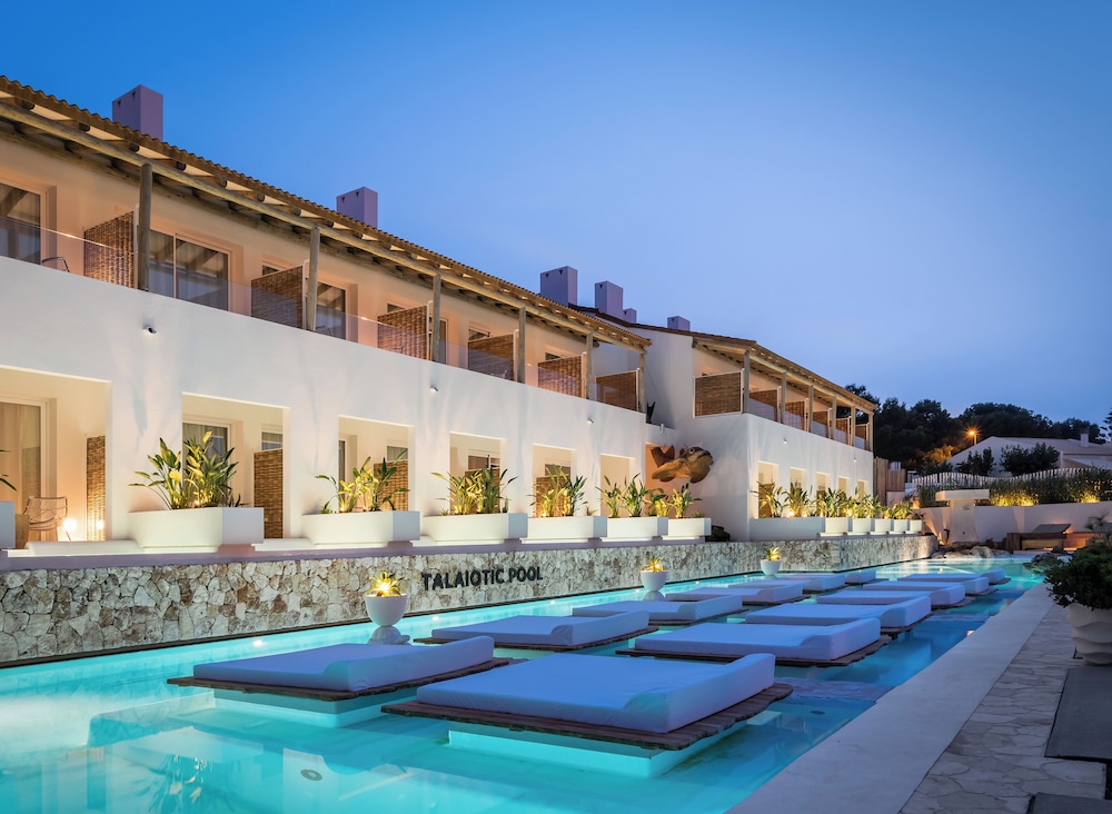 Lago Resort Menorca Suites del Lago - Adults Only — Swimming pool in Cala'n Bosch, Balearic Islands
