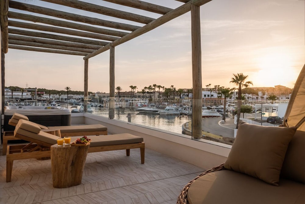 Lago Resort Menorca Suites del Lago - Adults Only — Hotel rooms in Cala'n Bosch, Balearic Islands