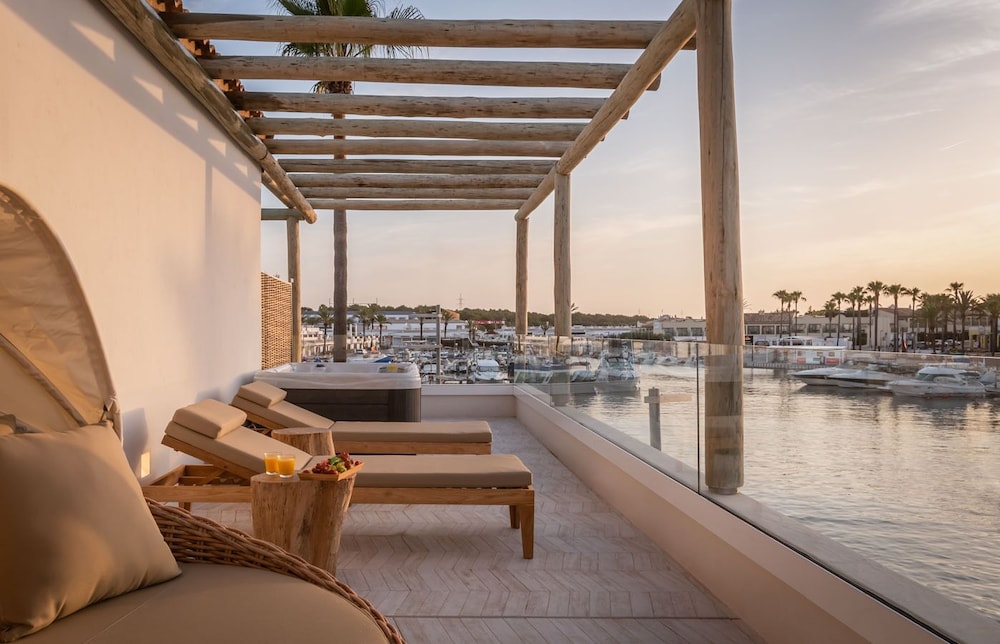 Lago Resort Menorca Suites del Lago - Adults Only — Hotel rooms in Cala'n Bosch, Balearic Islands
