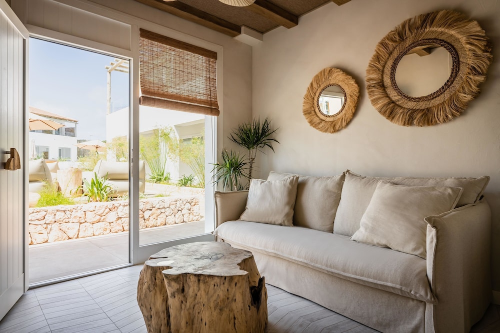 Lago Resort Menorca Suites del Lago - Adults Only — Hotel rooms in Cala'n Bosch, Balearic Islands