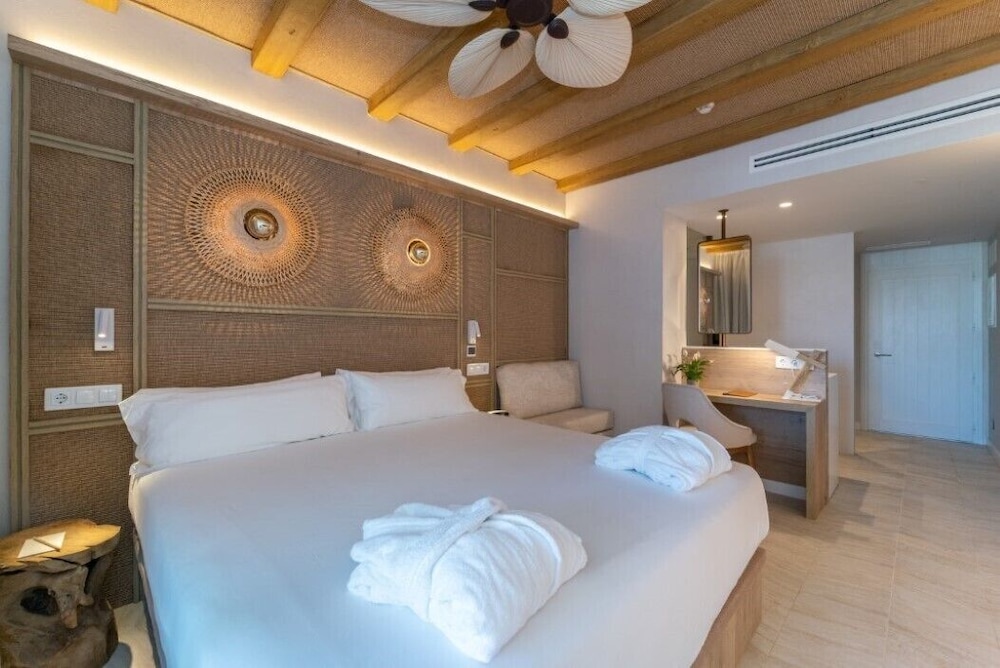 Lago Resort Menorca Suites del Lago - Adults Only — Hotel rooms in Cala'n Bosch, Balearic Islands