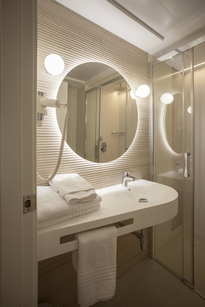 Hotel Ambassador Playa II — Hotel rooms in Benidorm, Valencian Community