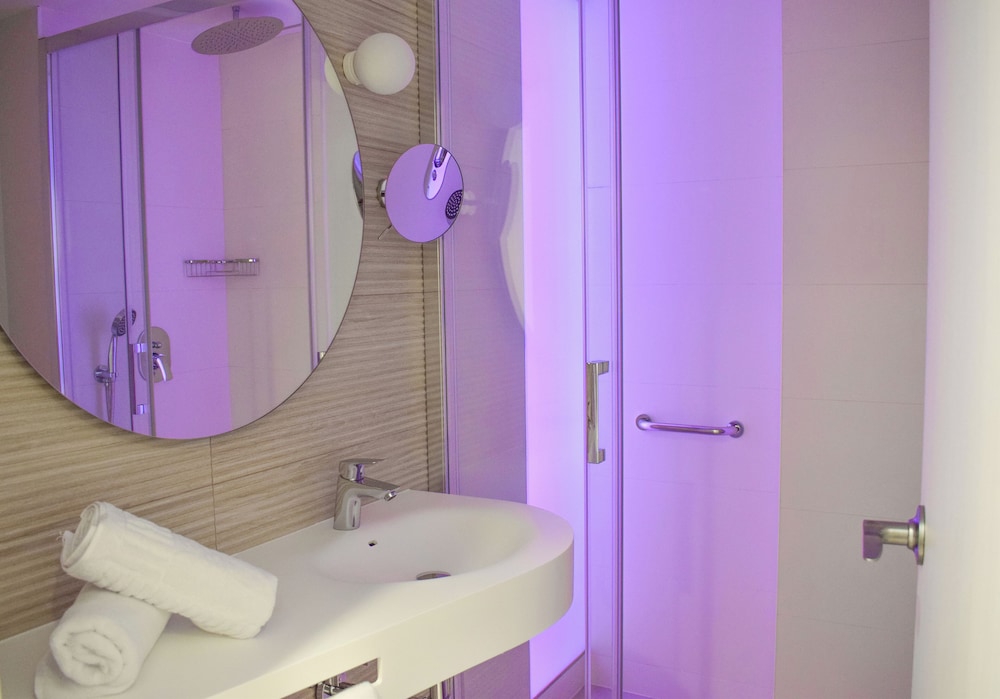 Hotel Ambassador Playa II — Hotel rooms in Benidorm, Valencian Community