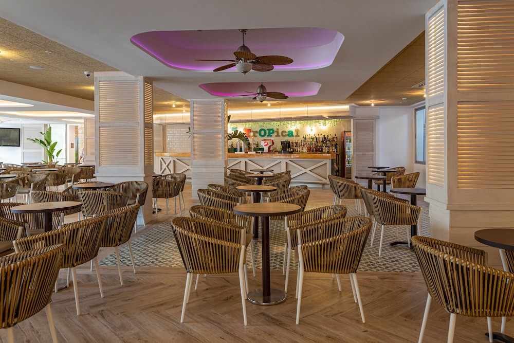 Hotel Ambassador Playa II — Restaurant & bars in Benidorm, Valencian Community