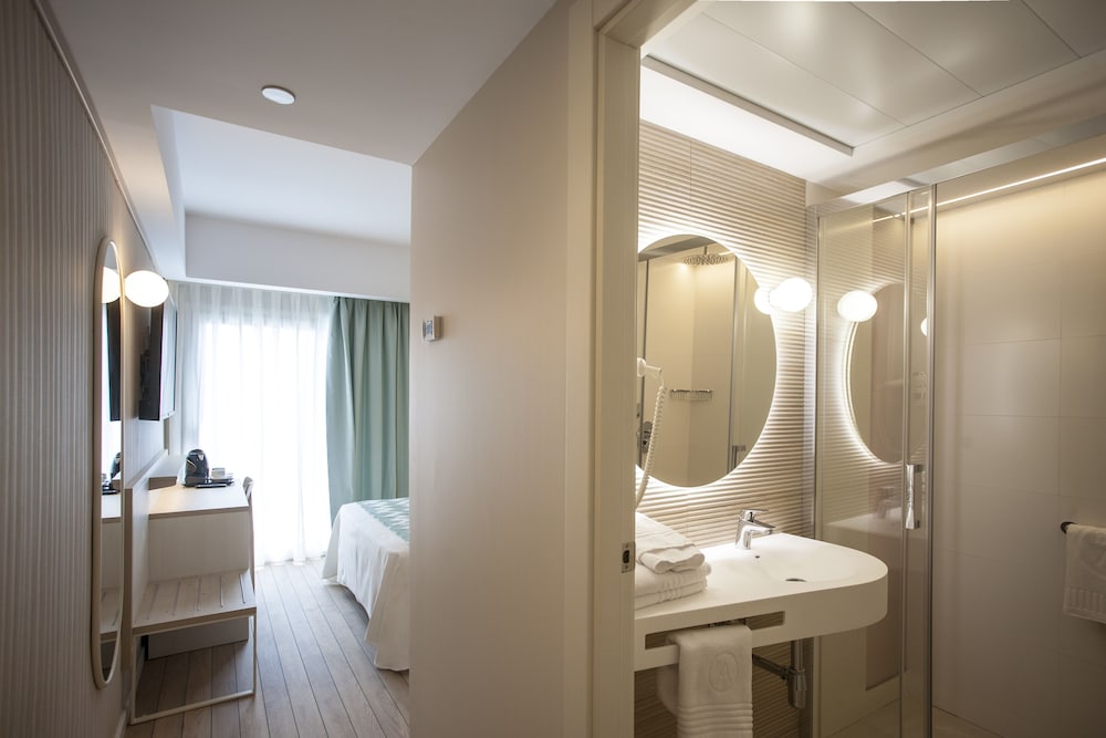 Hotel Ambassador Playa II — Hotel rooms in Benidorm, Valencian Community