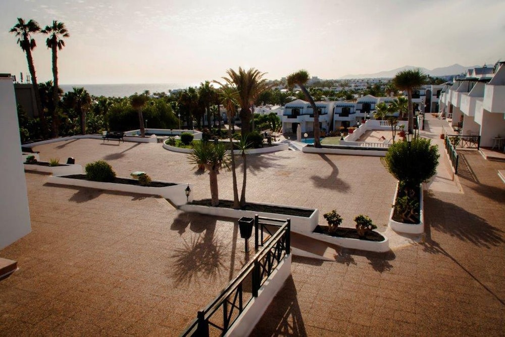 Apartamentos San Marcial — Hotel building in Puerto del Carmen, Canary Islands