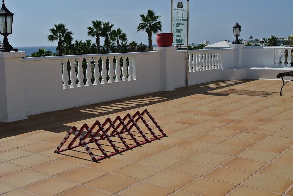 Apartamentos San Marcial — Hotel building in Puerto del Carmen, Canary Islands