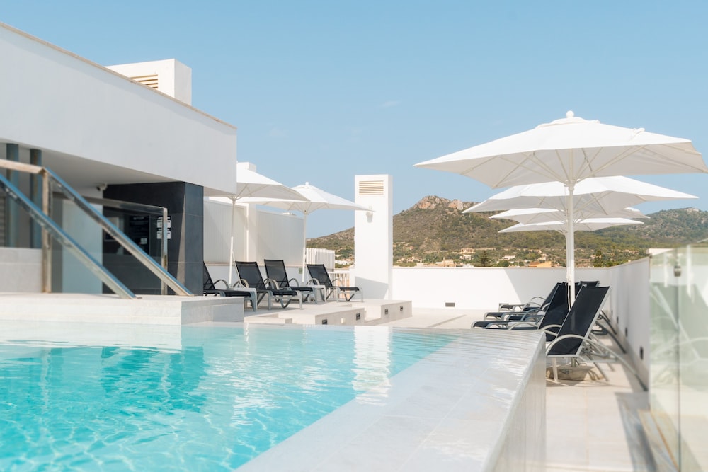 Senator Cala Millor Hotel — Swimming pool in Cala Millor, Balearic Islands