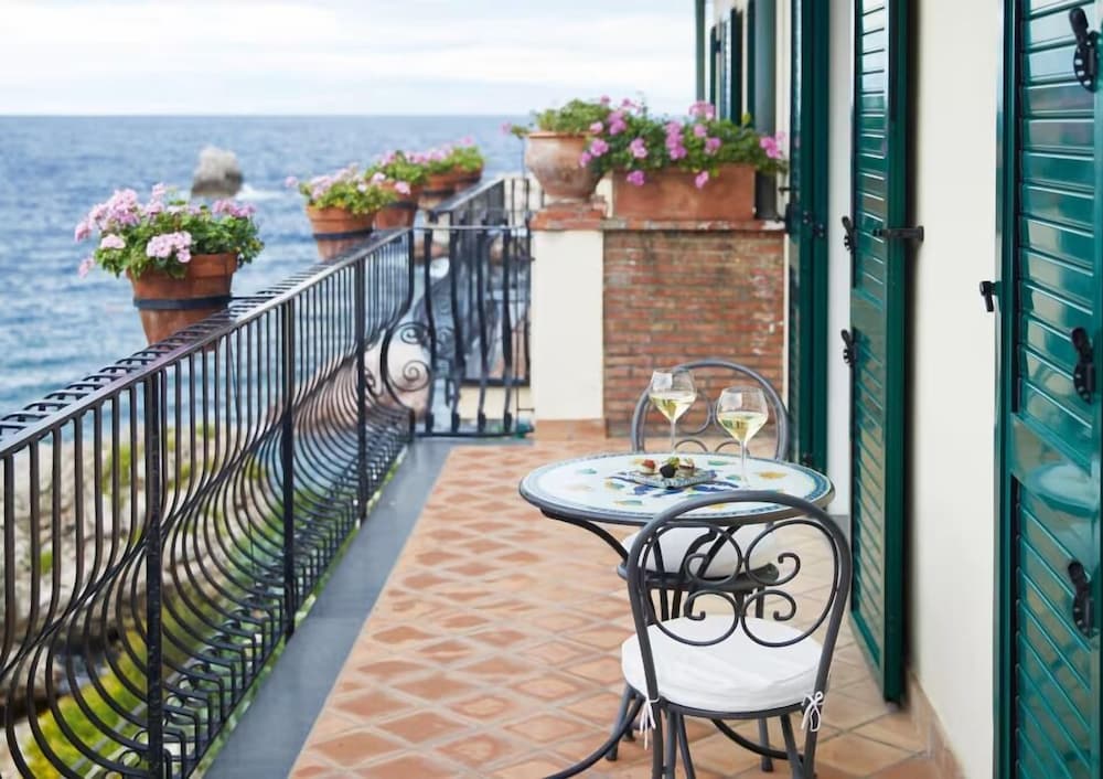 Villa Sant'Andrea, A Belmond Hotel, Taormina Mare — Hotel building in Taormina, Sicily