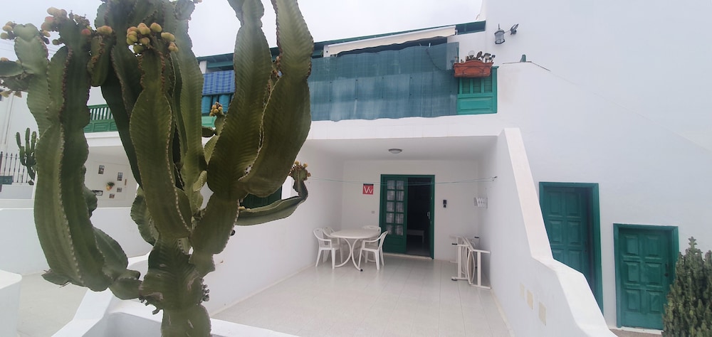 Gueldera Apartments — Hotel building in Puerto del Carmen, Canary Islands