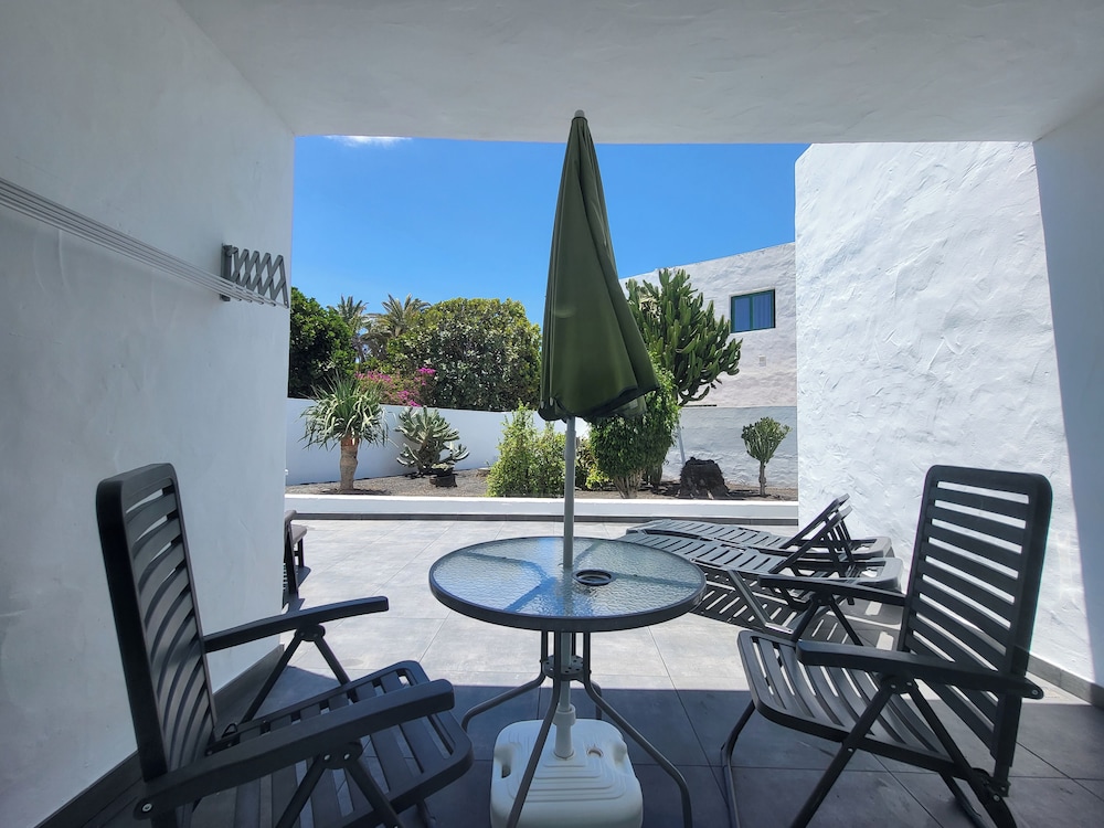 Gueldera Apartments — Hotel building in Puerto del Carmen, Canary Islands